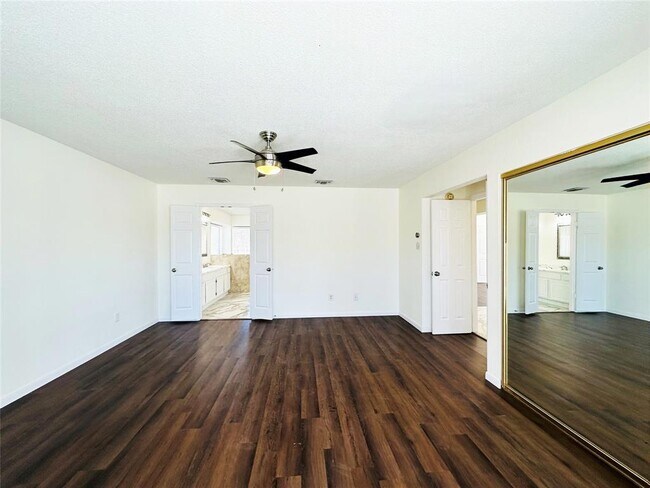 Building Photo - 306 Applewood Dr
