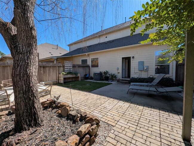 Building Photo - 913 Sweet Pine Dr