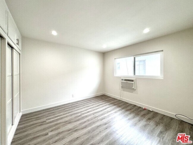 Building Photo - 854 S Sherbourne Dr