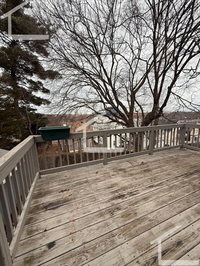 Building Photo - Updated 2 Bed Oak Square