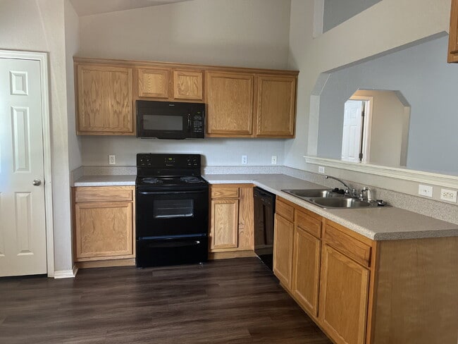 Building Photo - "Charming 3-Bedroom Home with 2 Full Baths in Fort Smith – Perfect Blend of Space and Comfort!"