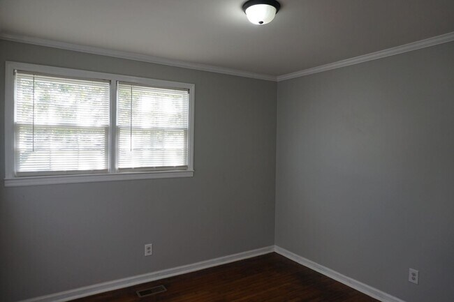 Building Photo - Pet Friendly 3 Bedroom 1 Full Bath located in Northwoods Park!