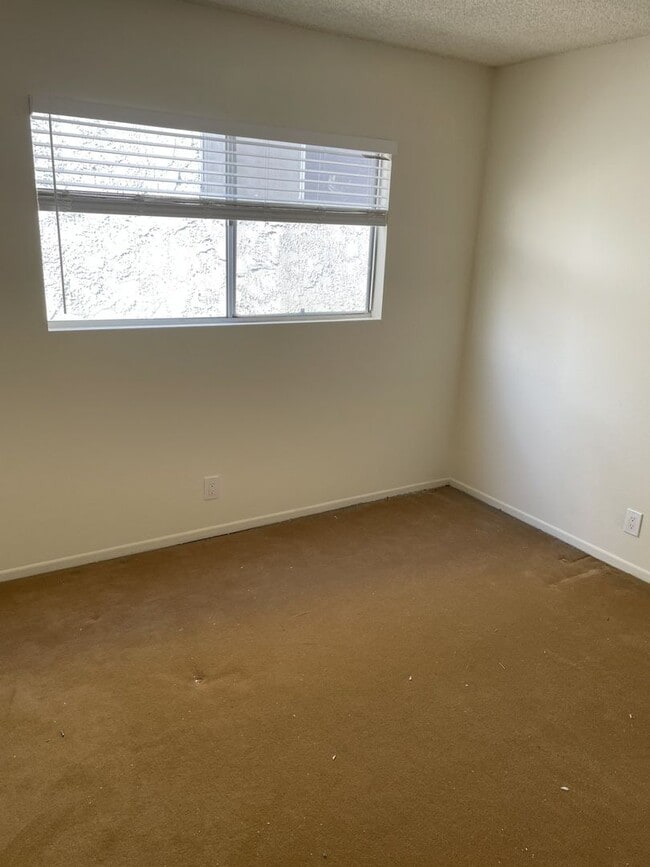 Building Photo - 704 Lookout Dr