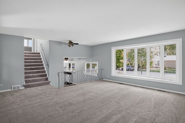 Building Photo - Spacious Stunning 3 BR House in Mount Prospect W/ Office/Playroom on Corner Lot