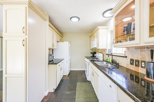 Building Photo - 201 Meadowlawn St