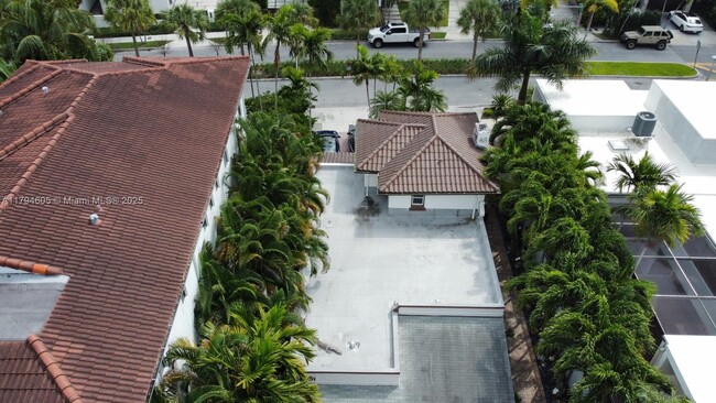 Building Photo - 1823 S Bayshore Ln