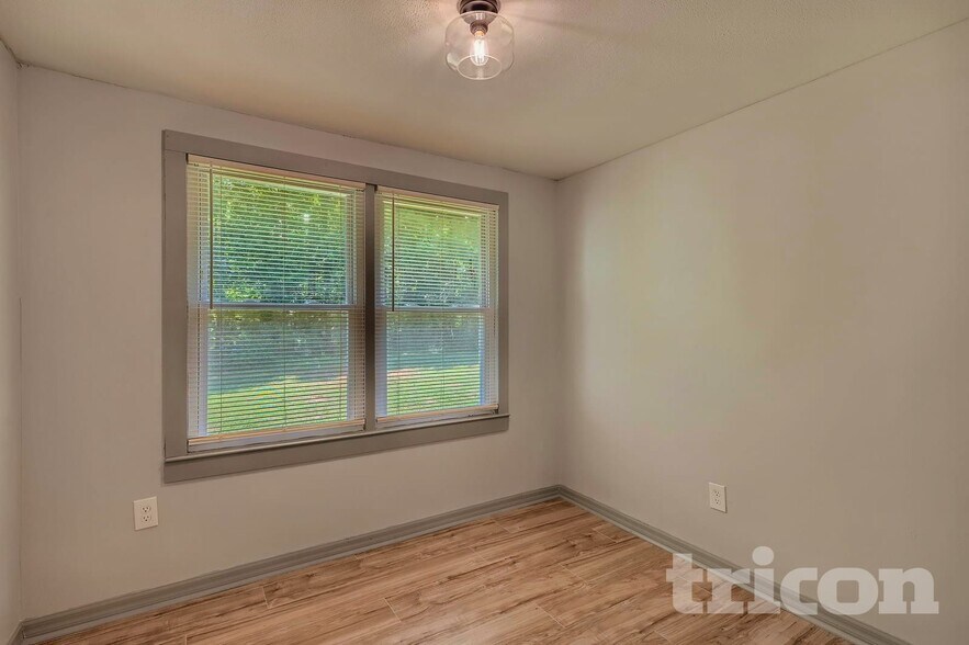 Building Photo - 11 Swan Dr