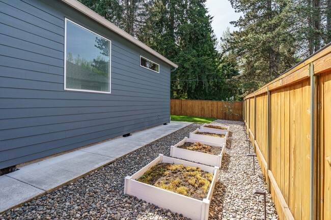 Building Photo - Spacious 4BR Modern Retreat and Luxury Liv...