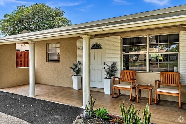 Building Photo - 4633 SW 28th Ave