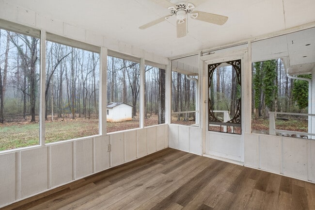 Building Photo - 207 S Hillcrest Dr