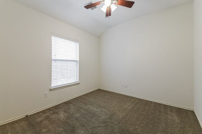 Building Photo - $1850 3 Bed/2 Bath/2 Garage Ready for Move-in Home in Mustang Creek