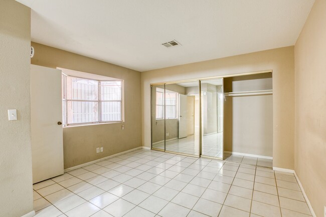 Building Photo - 1 Bed / 1 Bath Comfortable Townhome in Las...