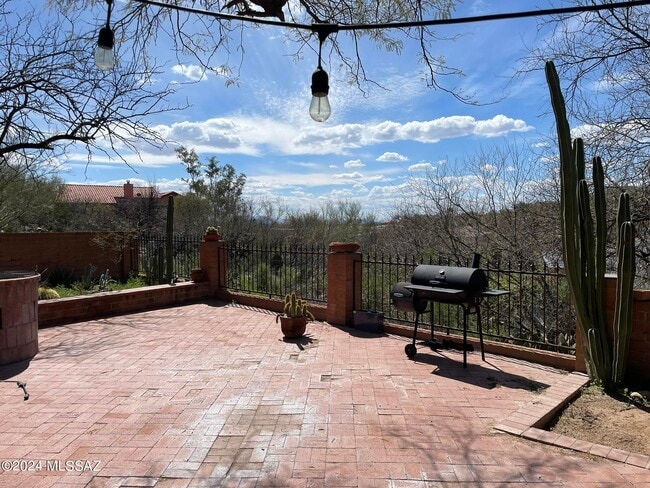 Building Photo - 5830 E Cll Del Ciervo