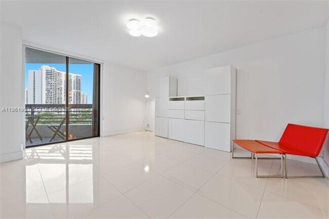 Building Photo - 3500 Mystic Pointe Dr