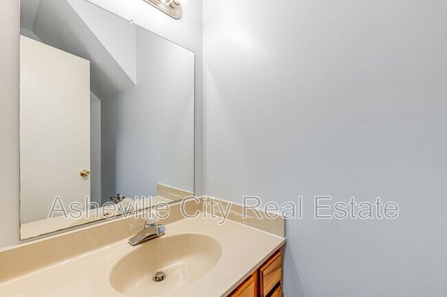 Building Photo - 103 Parkway Vista Dr