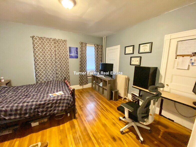 Building Photo - 10 Sachem St