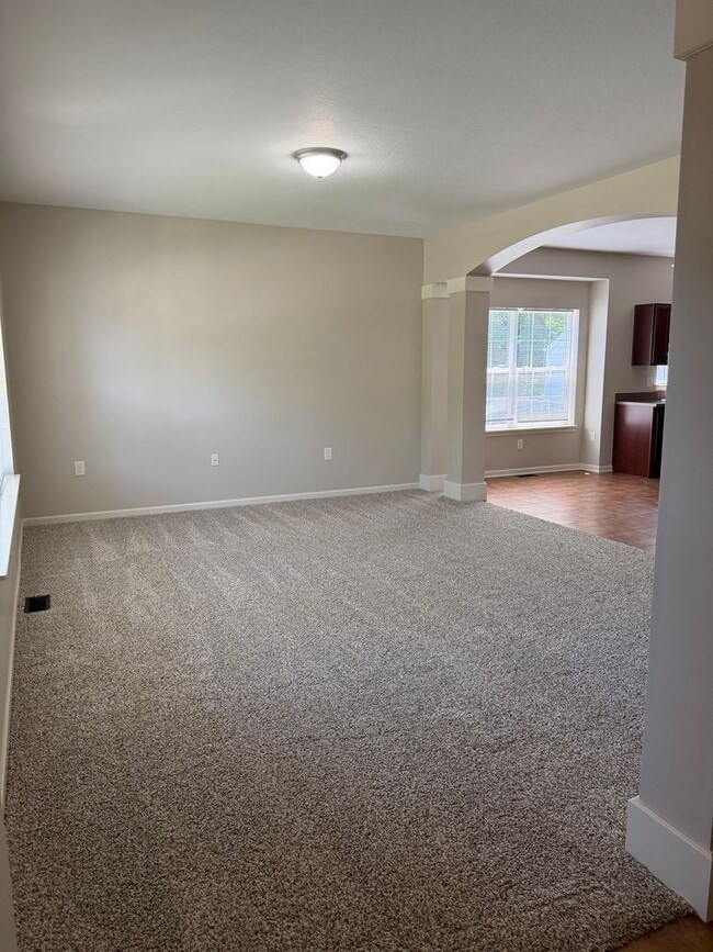 Building Photo - Stunning 3 Bedroom Home with Primary Suite on First Floor