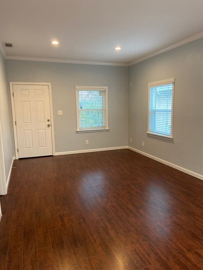 Building Photo - Beautiful 2 Bdrm, 1 Bath Downtown Sac Remodel!