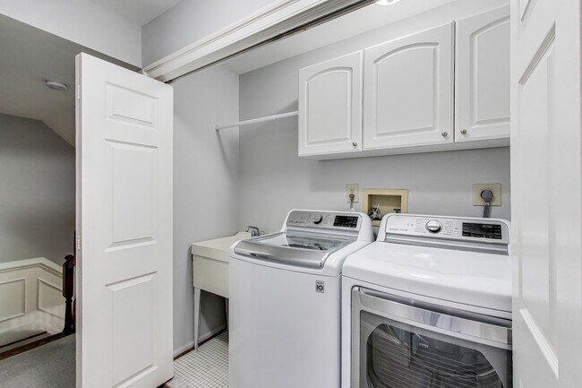 Building Photo - Spectacular 3 Bed + LOFT + 3.5 Bath- Custom Kitchen & Master Retreat w/ Beautiful Updates