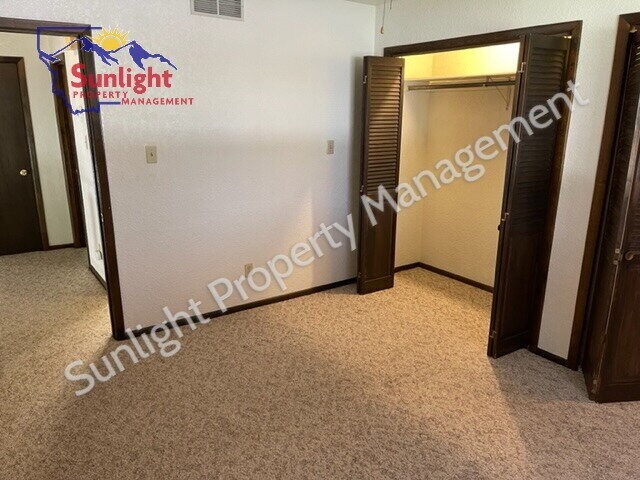 Building Photo - "Spacious 3-Bed, 2-Bath Duplex in Prime Bi...