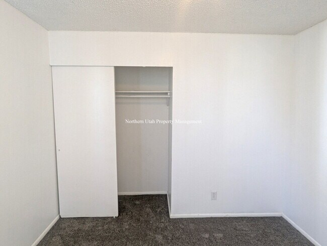 Building Photo - All New Flooring - 2 Bed, 1 Bath