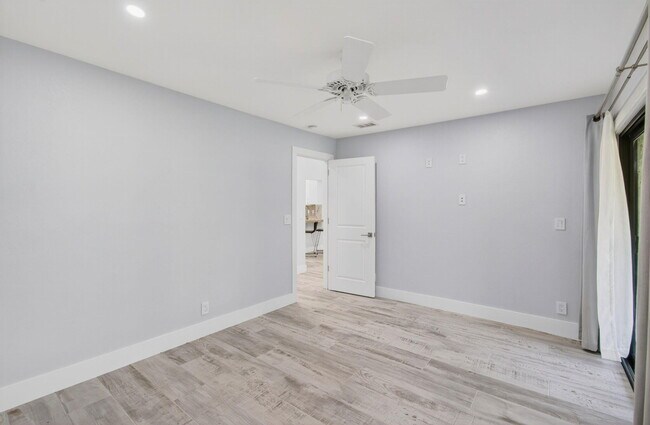 Building Photo - 3939 NE 5th Ave