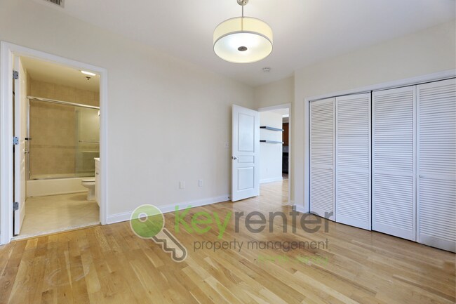 Building Photo - Top-Floor 2BR/2BA Condo with NYC Views + P...