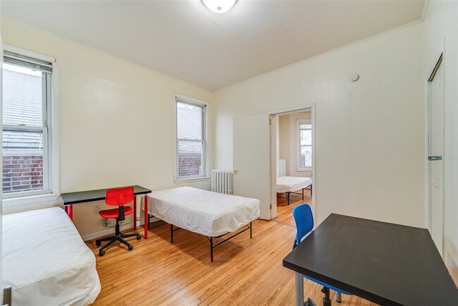 Building Photo - 144 Nelson Ave