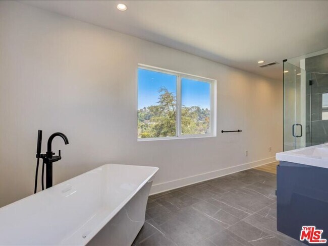 Building Photo - 400 N Avenue 66