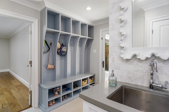 Building Photo - 815 Thornvine Ln