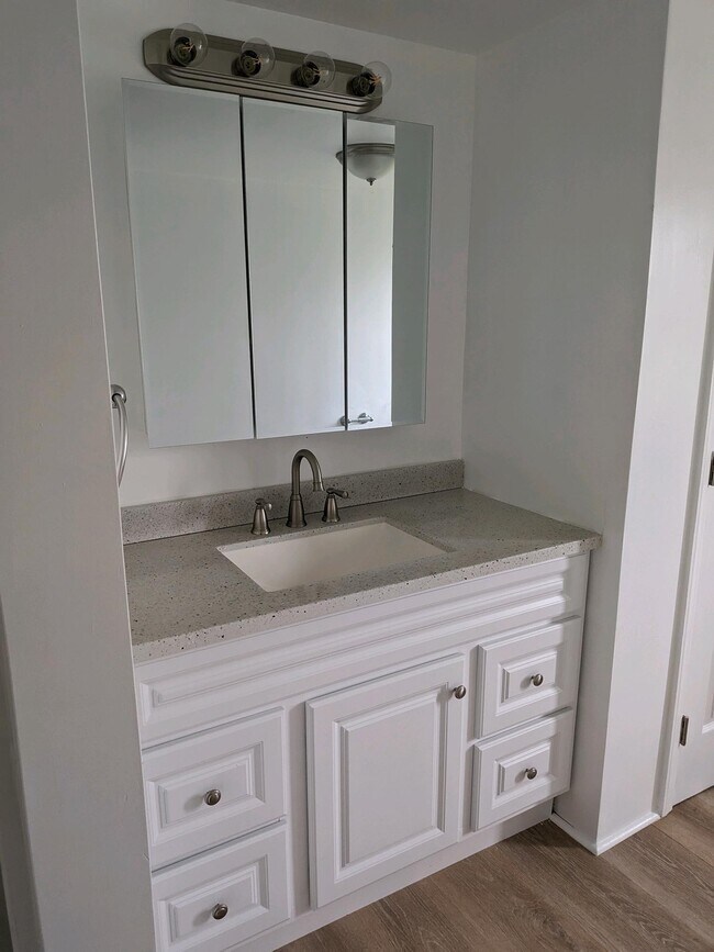 Building Photo - 51 Cushion Pl