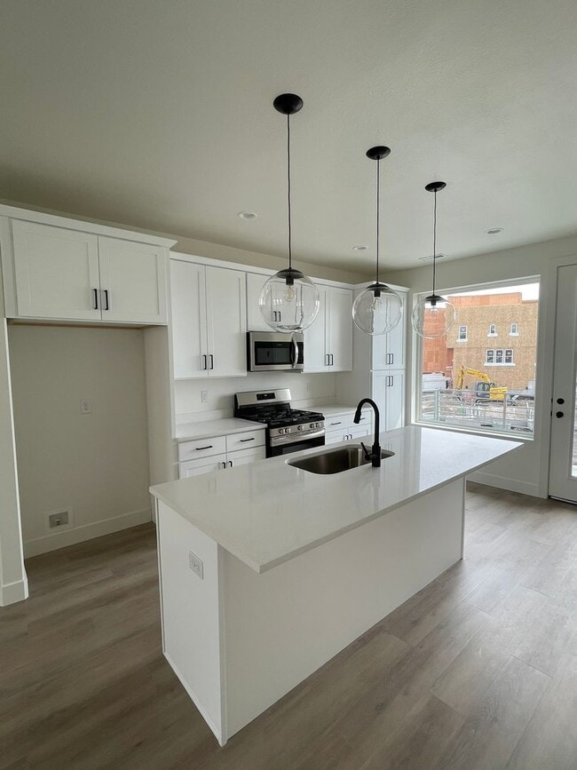 Building Photo - 4 Bed/3.5 Bath, 2-Car Garage
