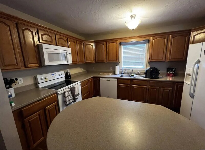 Building Photo - 225 Charger Ln