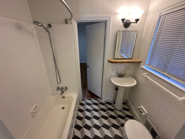 Building Photo - Charming 2BR Duplex in Durham’s Lakewood District