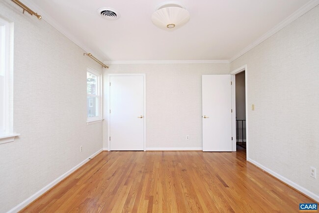 Building Photo - 211 Greentree Park