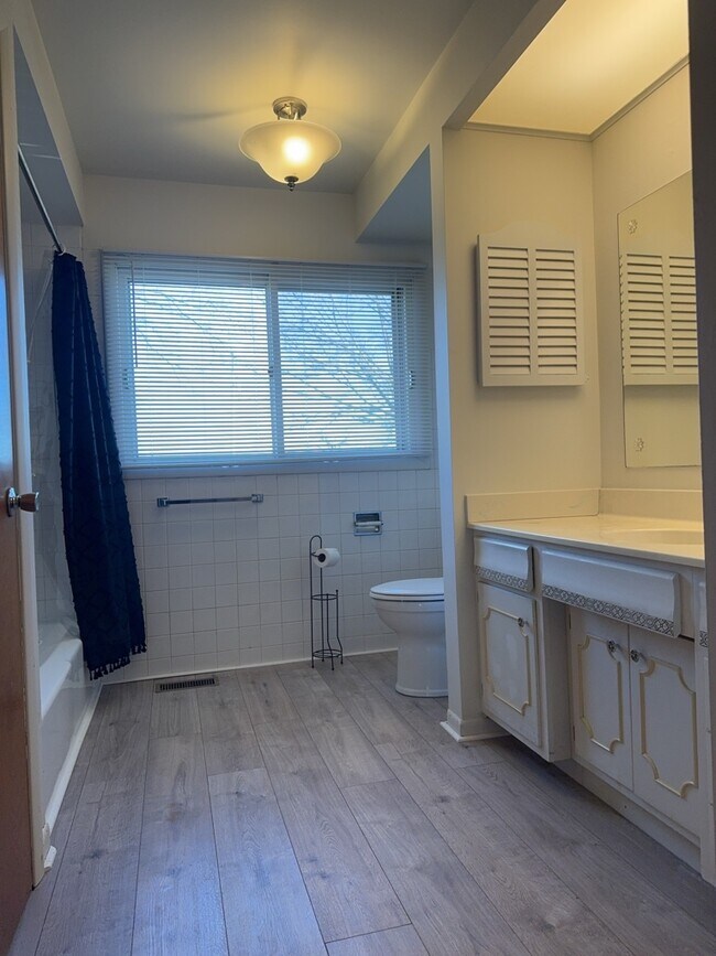 Building Photo - 580 N State St