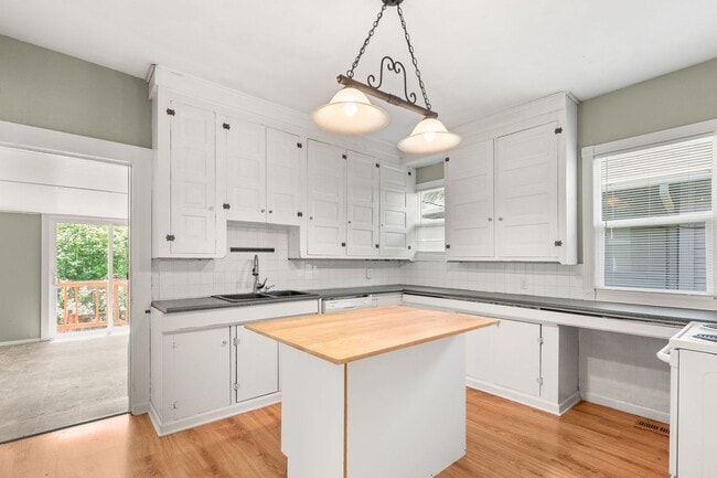 Building Photo - Spacious 3 bedroom, 1 Bath House in Inner SE Portland - Everything Right at Your Doorstep!
