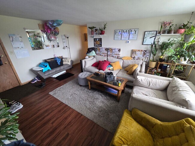 Building Photo - Available August! - 2 Bed 1 Bath Apartment
