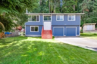 Building Photo - Updated split level home in Shoreline with...