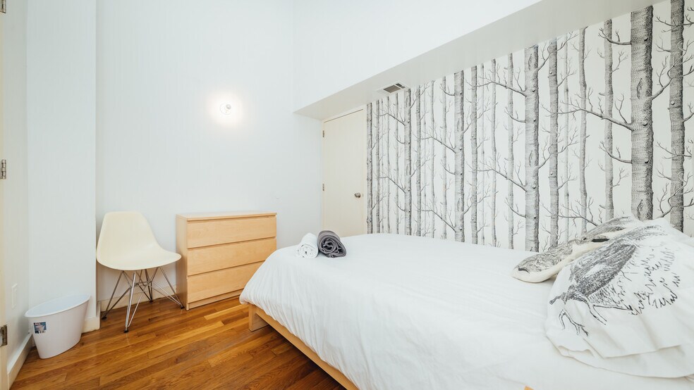 Building Photo - 130 Scholes St