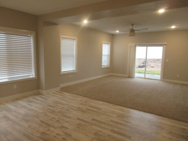 Building Photo - 3 bed 2.5 bath - Single Family Home in Crescent Hills