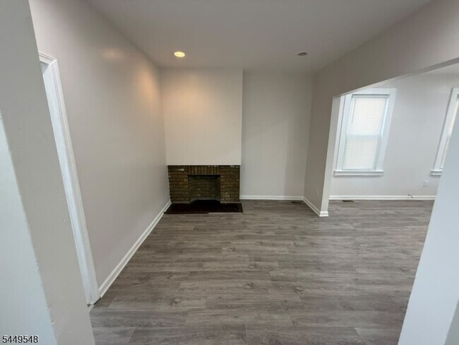 Building Photo - 86 Mapes Ave