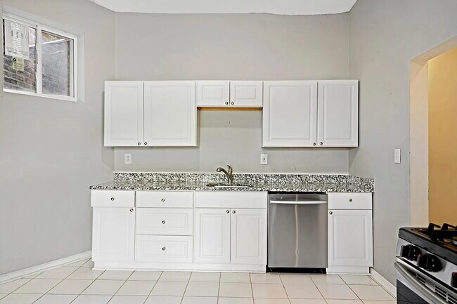 Building Photo - Beautiful Greystone building on Chicago's iconic Augusta Boulevard in the Ukrainian Village / Hum...