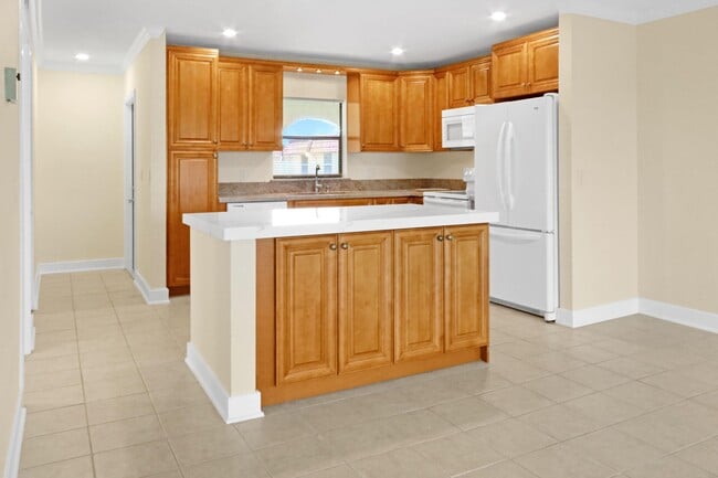 Building Photo - 717 S US Hwy 1