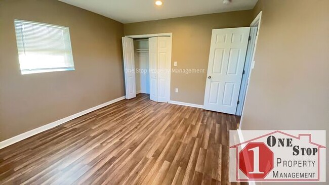 Building Photo - 4 bed/2 bath home in Kansas City!