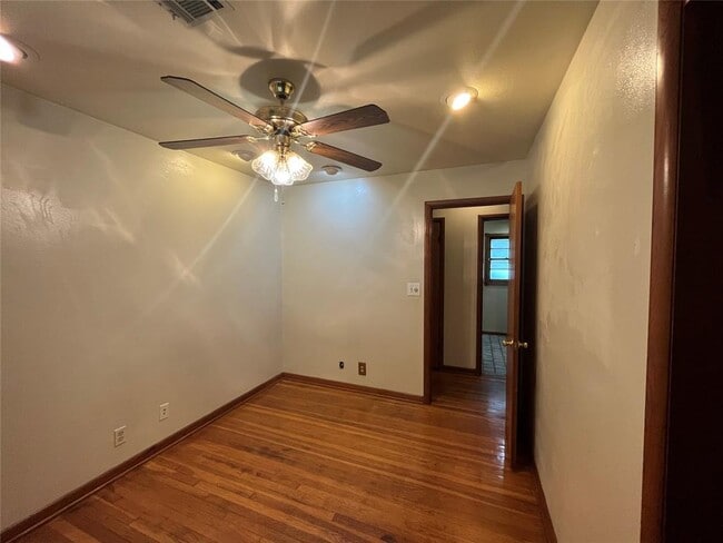 Building Photo - 511 Fleetwood Dr