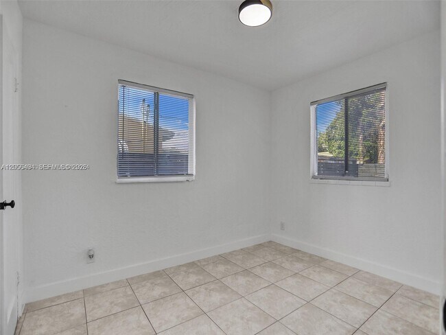 Building Photo - 708 N 20th Ave