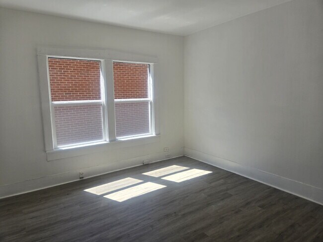 Building Photo - "Charming 2-Bed Retreat in Louisville - Cozy 700 Sq Ft at Vermont Ave!"