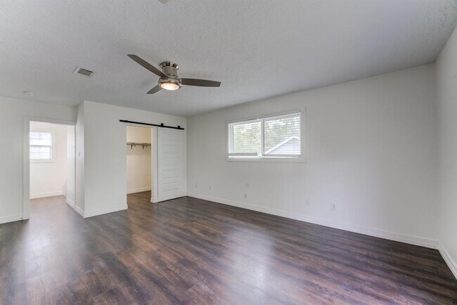 Building Photo - 560 Landfall Ln