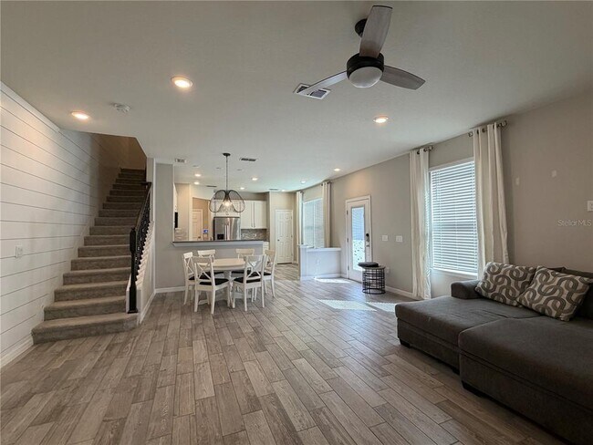 Building Photo - 3972 Plainview Dr